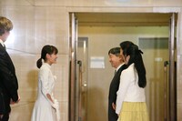 葵わかな（左）が天皇皇后両陛下、愛子内親王殿下と挨拶する様子。