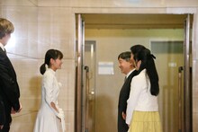 葵わかな（左）が天皇皇后両陛下、愛子内親王殿下と挨拶する様子。