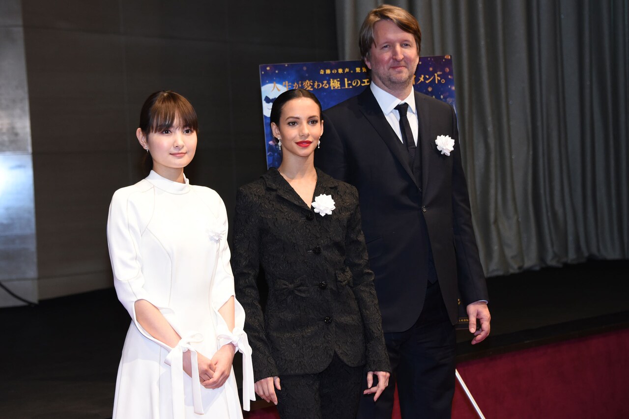 「キャッツ」チャリティー試写会の囲み取材にて、左から葵わかな、フランチェスカ・ヘイワード、トム・フーパー。