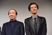 左から中村梅雀、津田寛治。