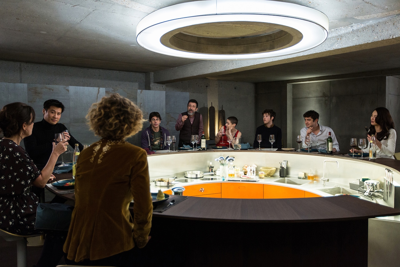 翻訳のために生き埋め？豪華絢爛な地下室捉えた「9人の翻訳家」新映像