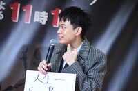 “人生で一番長い鼻水”の長さを説明する成田凌。