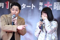 浜辺美波（右）のうたた寝について証言する安田顕（左）。