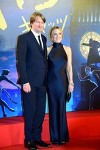 トム・フーパー（左）と夫人（右）。