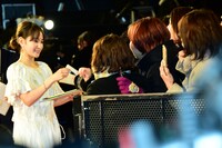 ファンサービス中の葵わかな。