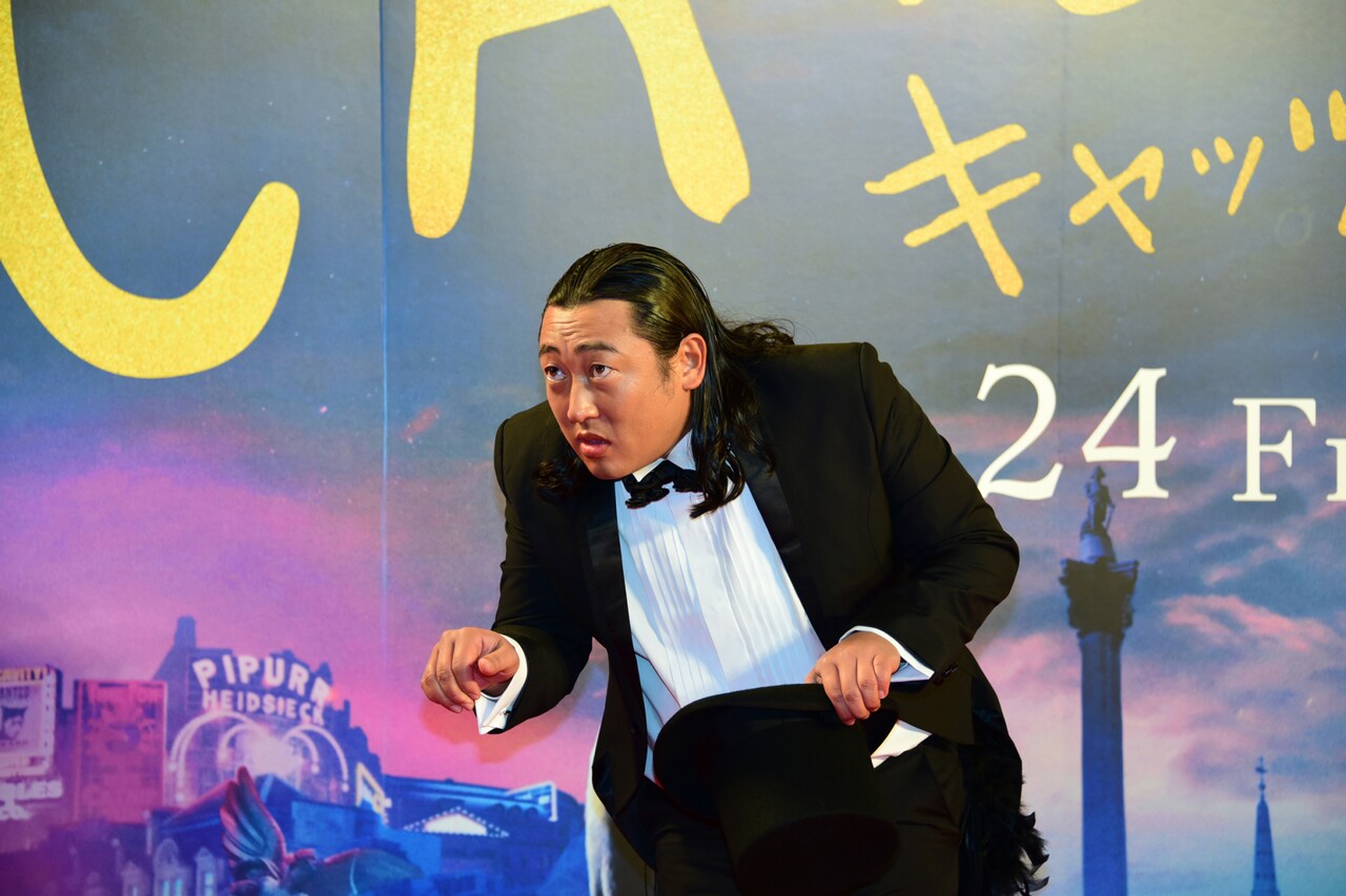 猫のマネをするロバート秋山。