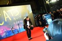 猫の動作をマネながら報道陣に近付いてくる秋山竜次。