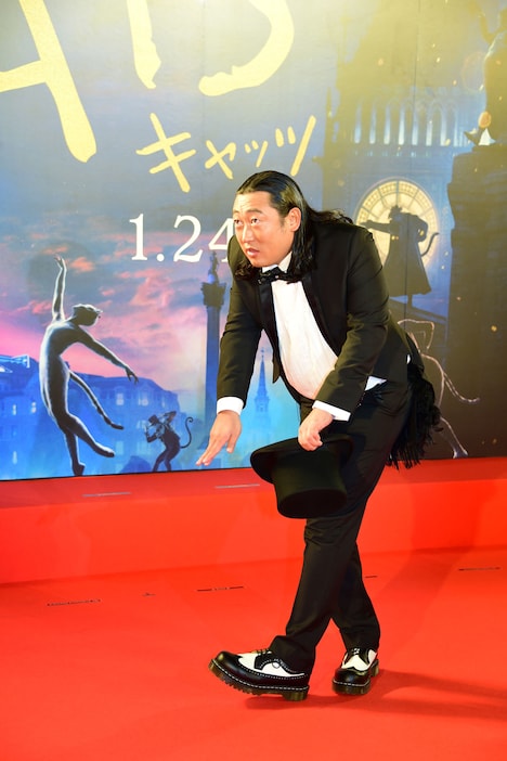 猫の動作をマネする秋山竜次。