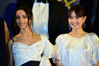 左からフランチェスカ・ヘイワード、葵わかな。