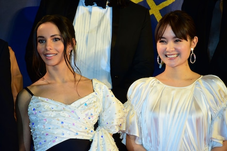 左からフランチェスカ・ヘイワード、葵わかな。