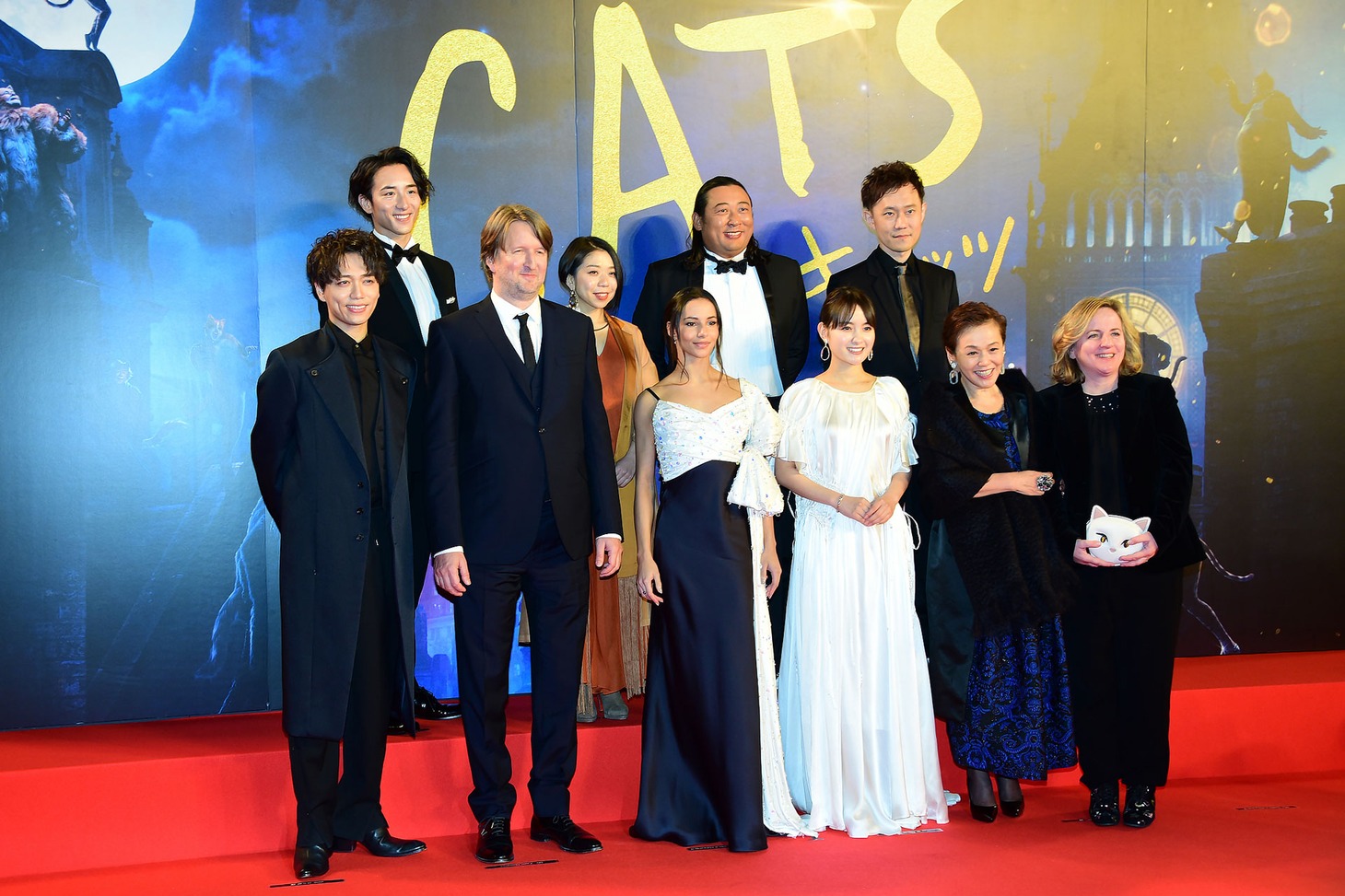 「キャッツ」ジャパンプレミアにて、前列左から山崎育三郎、トム・フーパー、フランチェスカ・ヘイワード、葵わかな、大竹しのぶ、デブラ・ヘイワード。後列左から大貫勇輔、高橋あず美、秋山竜次、蔦谷好位置。