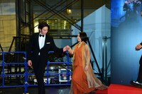 大貫勇輔（左）が高橋あず美（右）をエスコートする様子。