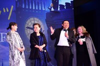 左から葵わかな、大竹しのぶ、秋山竜次、デブラ・ヘイワード。