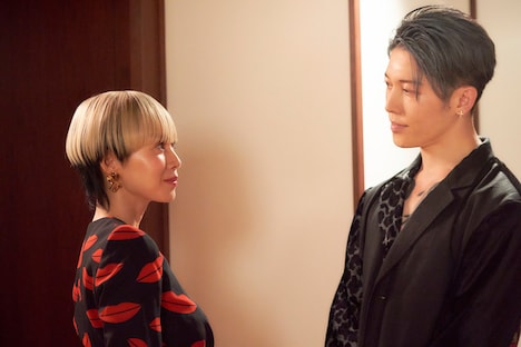 「FOLLOWERS」より、本人役で出演したMIYAVI（右）。