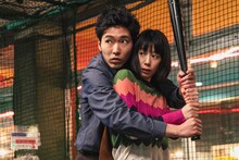 「Red」より、柄本佑演じる小鷹淳（左）と夏帆扮する村主塔子（右）。