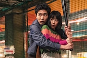 「Red」より、柄本佑演じる小鷹淳(左)と夏帆扮する村主塔子(右)。