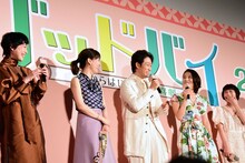 褒められて照れる大泉洋（中央）。