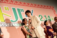 歩き回りながら演説風に締めの挨拶をする大泉洋。