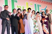「グッドバイ～嘘からはじまる人生喜劇～」完成披露試写会にて、左から成島出、濱田岳、緒川たまき、水川あさみ、大泉洋、小池栄子、橋本愛、木村多江、松重豊。