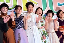 「グッドバイ～嘘からはじまる人生喜劇～」完成披露試写会にて、左から緒川たまき、水川あさみ、大泉洋、小池栄子、橋本愛、木村多江。