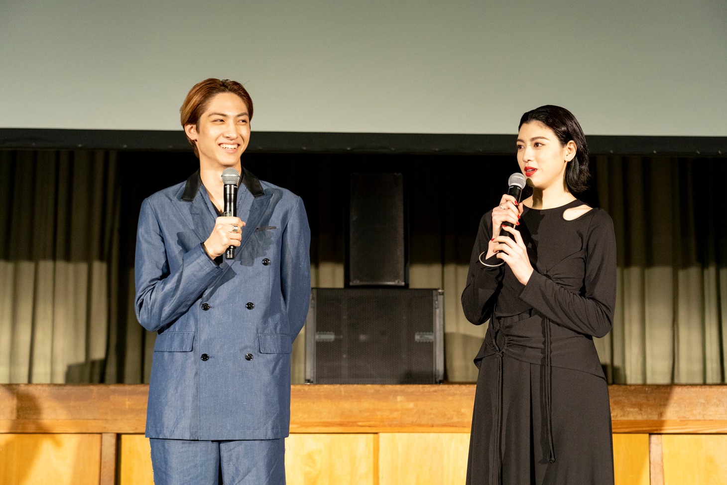 左から古川毅、三吉彩花。