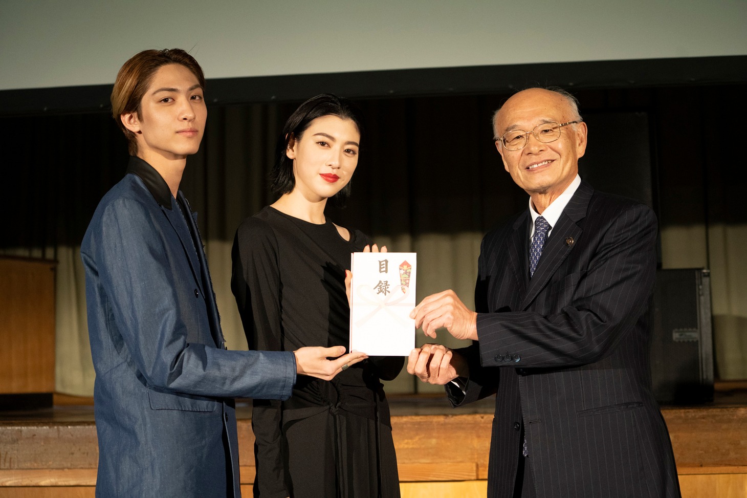 左から古川毅、三吉彩花、有吉哲信。