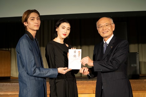 左から古川毅、三吉彩花、有吉哲信。