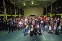 「犬鳴村」廃校試写会の様子。手前左から古川毅、三吉彩花、有吉哲信。