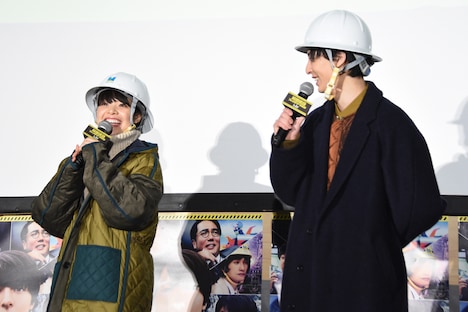 左から岸井ゆきの、高杉真宙。