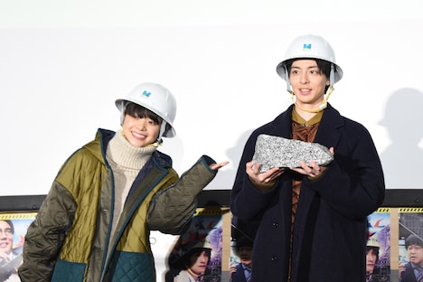 左から岸井ゆきの、貫通石を持った高杉真宙。