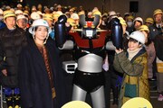 「前田建設ファンタジー営業部」トンネル試写の様子。左から高杉真宙、マジンガーZ、岸井ゆきの。