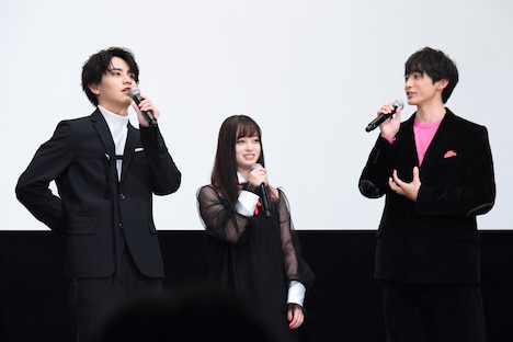 「シグナル100」初日舞台挨拶の様子。