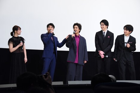 「シグナル100」初日舞台挨拶の様子。