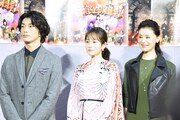 左から玉置玲央、前田敦子、大地真央。