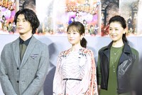左から玉置玲央、前田敦子、大地真央。
