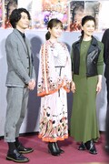 左から玉置玲央、前田敦子、大地真央。