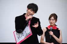 バーボンを飲みつつ靴磨きをするさまを表現する小関裕太（左）。