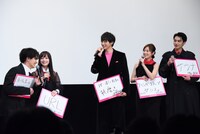 「シグナル100」初日舞台挨拶の様子。