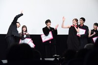 「シグナル100」初日舞台挨拶の様子。