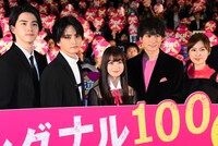 「シグナル100」初日舞台挨拶の様子。左から甲斐翔真、瀬戸利樹、橋本環奈、小関裕太、恒松祐里。