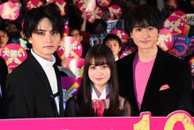 「シグナル100」初日舞台挨拶の様子。左から瀬戸利樹、橋本環奈、小関裕太。