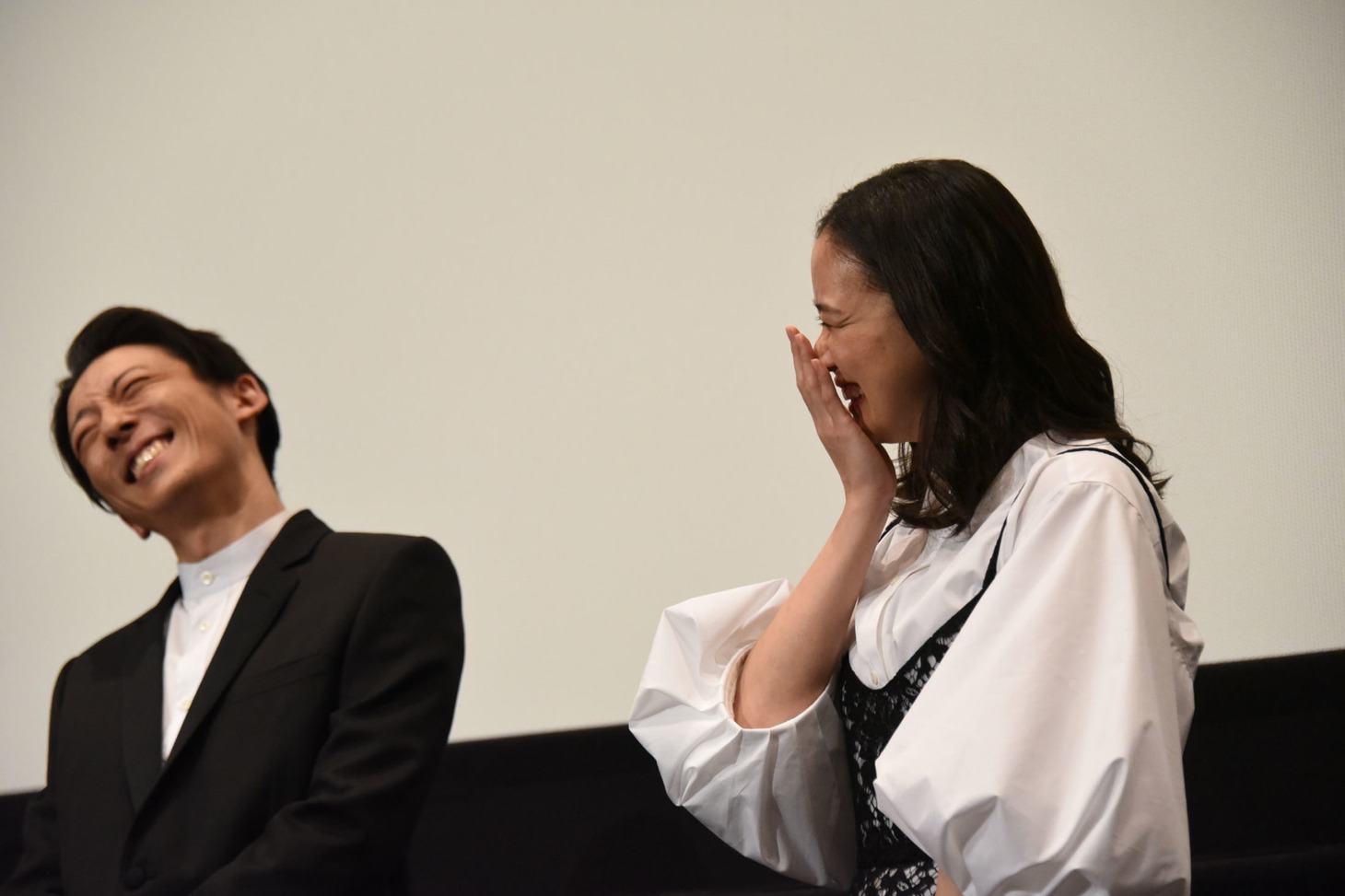 きたろうと渡辺えりのやり取りに爆笑する、高橋一生（左）と蒼井優（右）。