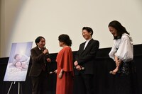 きたろう（左）と渡辺えり（中央左）のやり取りに爆笑する、高橋一生（中央右）と蒼井優（右）。