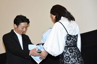 高橋一生（左）が蒼井優（右）に花束を渡す様子。
