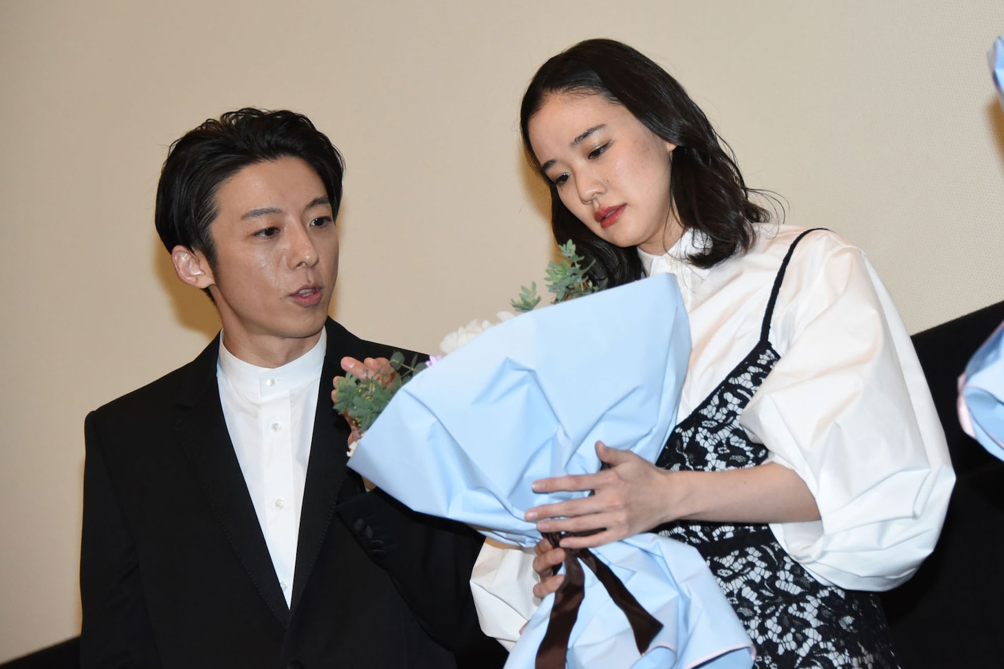 花束を眺める高橋一生（左）と蒼井優（右）。