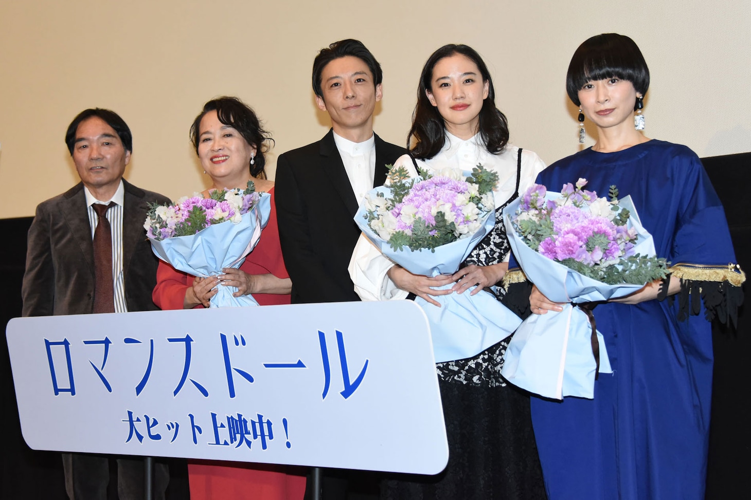 「ロマンスドール」公開初日舞台挨拶にて、左からきたろう、渡辺えり、高橋一生、蒼井優、タナダユキ。
