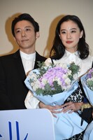 左から高橋一生、蒼井優。