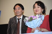 左からきたろう、渡辺えり。