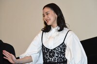 ファンに手を振る蒼井優。