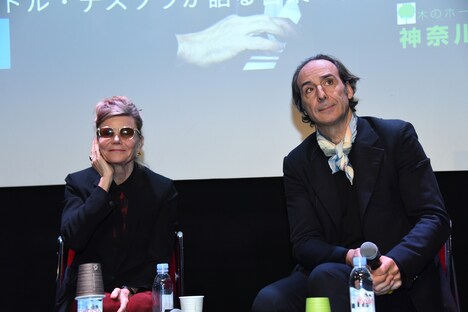 左からソルレイ、アレクサンドル・デスプラ。